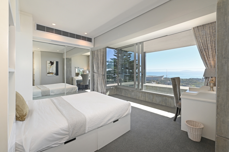 To Let 4 Bedroom Property for Rent in Green Point Western Cape